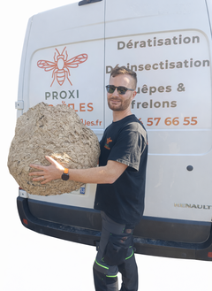 Gwendal Renault, gerant de Proxi Nuisibles, devant son vehicule d'intervention
